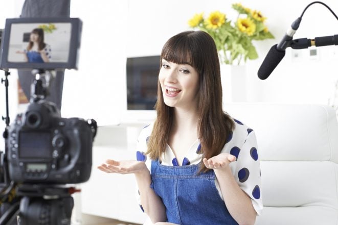 cum să faci videoclipuri - vlogger feminin pe cameră 